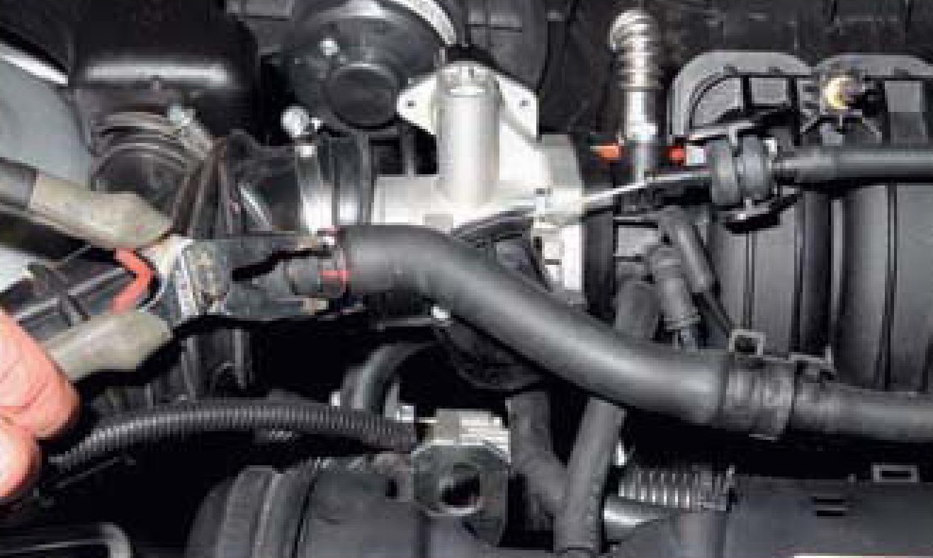 Снятие хомута крепления шланга вентиляции картера к патрубку подвода воздуха к дроссельному узлу двигателя F16D3 Daewoo Nexia N150