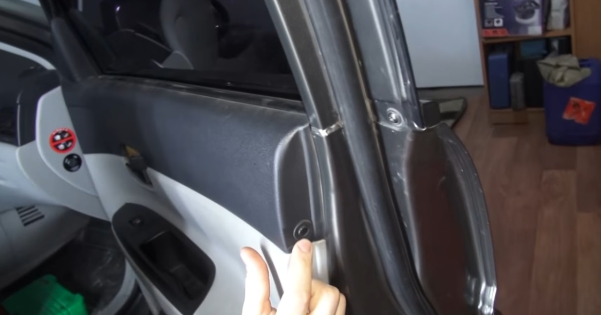 Расположение крепления обивки передней двери на автомобиле Hyundai Accent MC