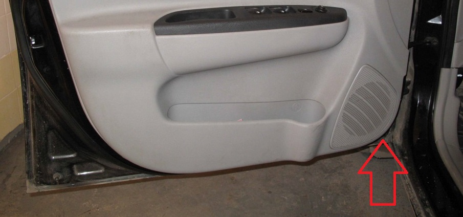Расположение крепления обивки передней дери под динамиком на автомобиле Hyundai Accent MC