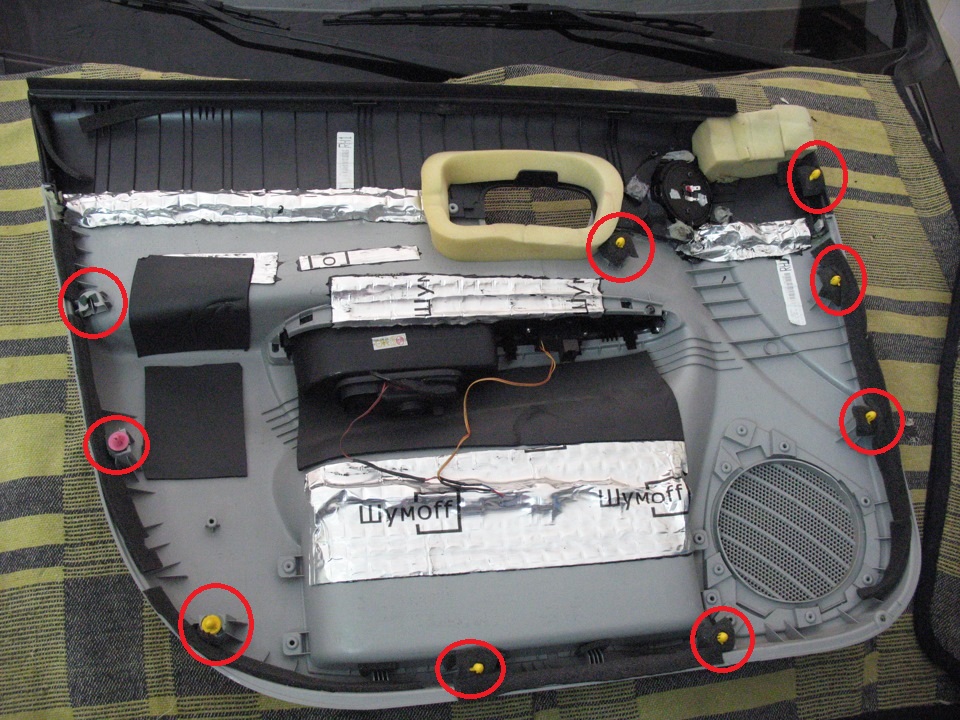 Расположение девяти пистонов обшивки передней двери на автомобиле Hyundai Accent MC