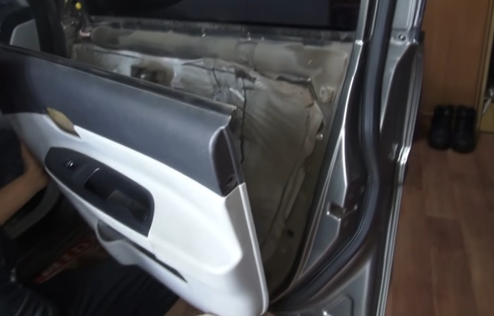 Отвести обивку передней двери на автомобиле Hyundai Accent MC
