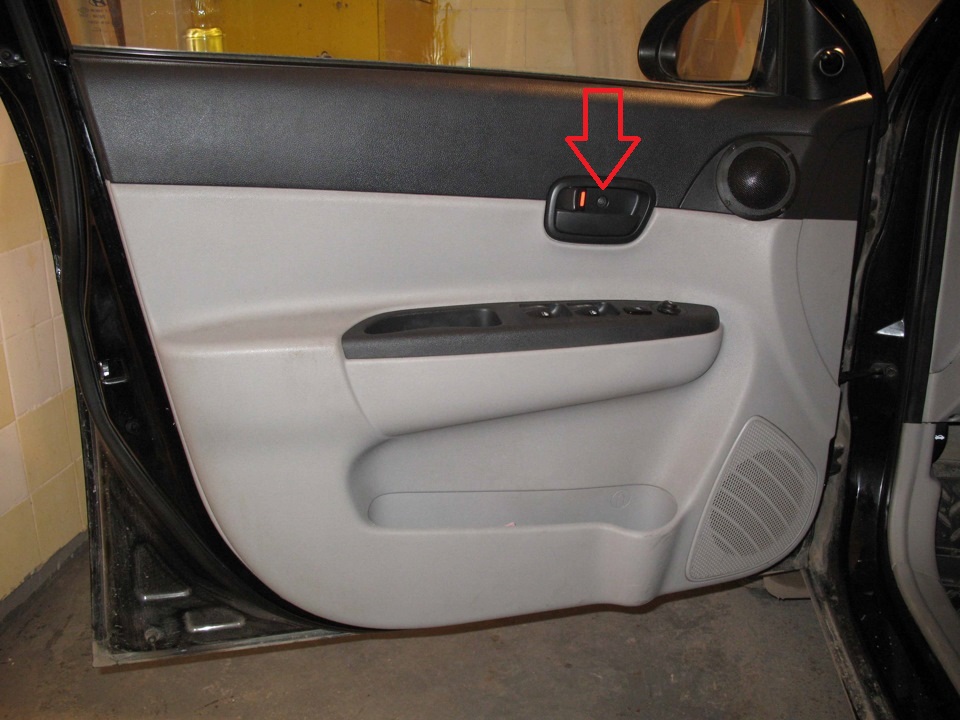 Расположение крепления внутренней ручки передней двери на автомобиле Hyundai Accent MC