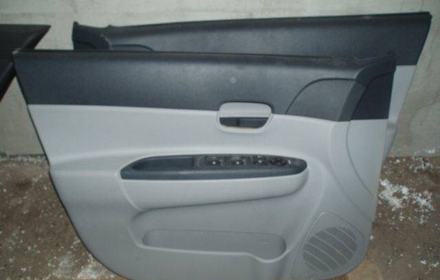 Обивка передней двери на автомобиле Hyundai Accent MC
