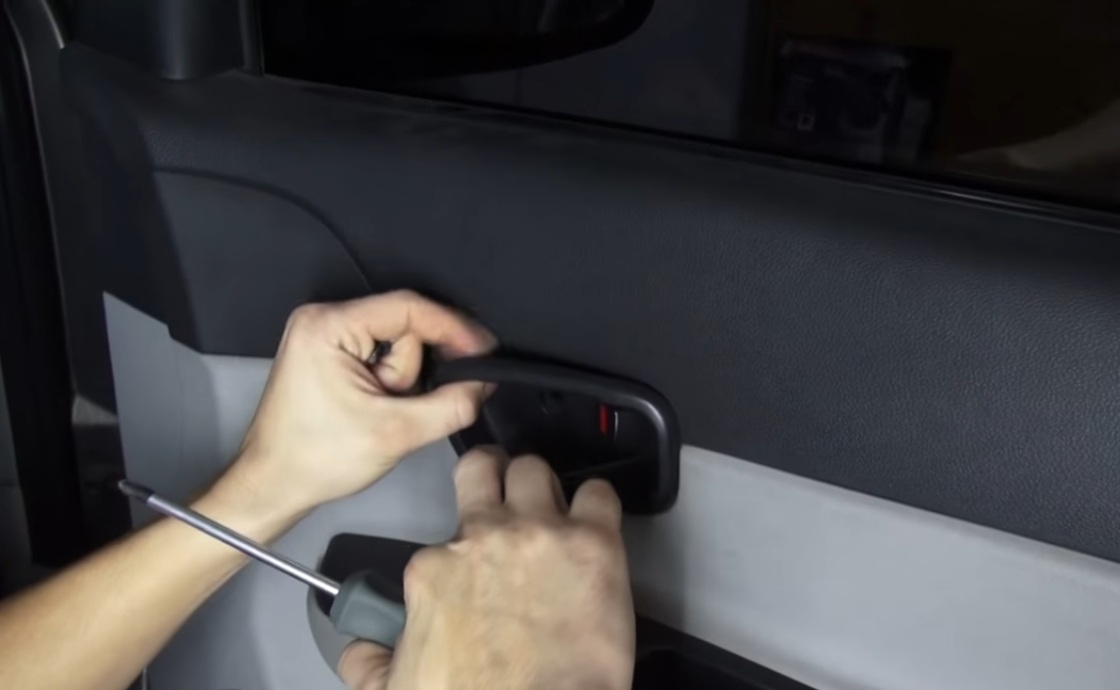 Снять внутреннею облицовку ручки передней двери на автомобиле Hyundai Accent MC