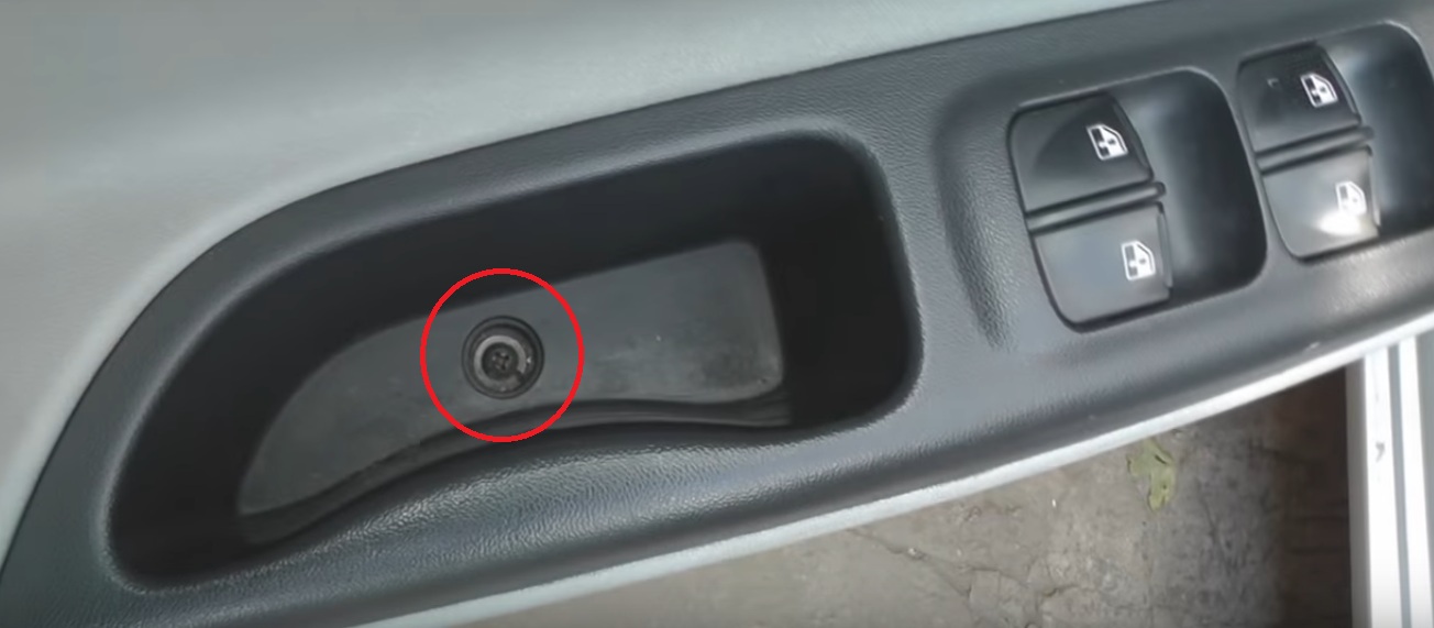 Вывернуть крепления передней обивки двери в подлокотнике на автомобиле Hyundai Accent MC