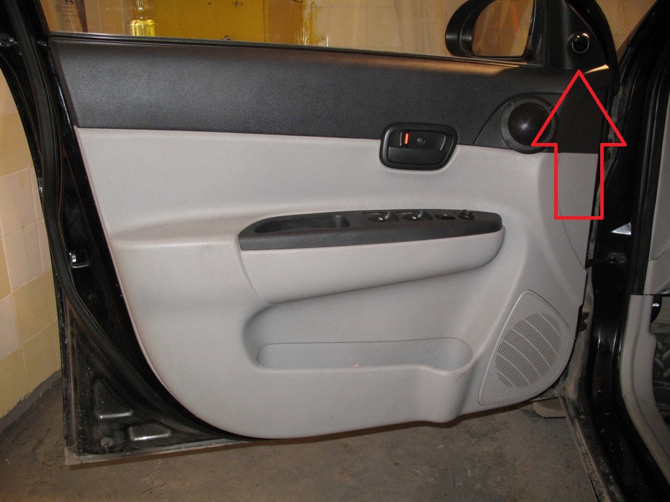 Расположение уголка наружного зеркала на автомобиле Hyundai Accent MC