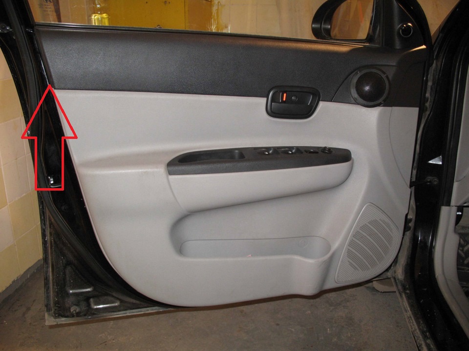 Расположение крепления обивки передней двери на автомобиле Hyundai Accent MC