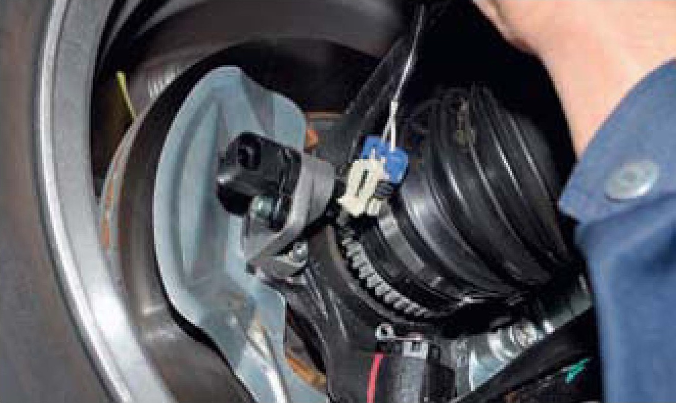 Отсоединенная колодка жгута проводов от датчика скорости вращения колеса двигателя F16D3 Daewoo Nexia N150