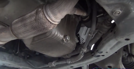 Очищенная пробка сливного отверстия в поддоне масляного картера двигателя Kia Rio II