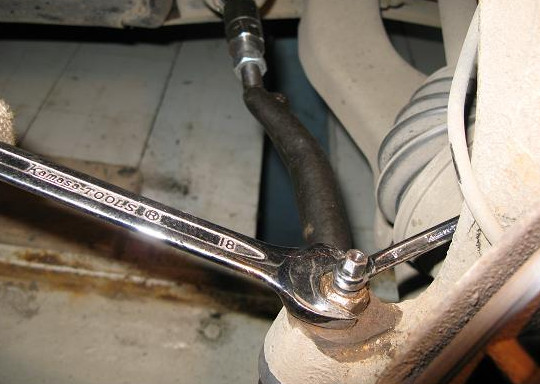Отворачивание гайки крепления шарового пальца наконечника рулевой тяги Chevrolet Cruze J300
