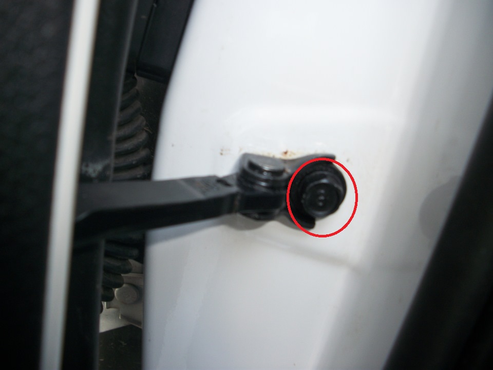 Расположение болта крепления ограничителя передней двери на автомобиле Hyundai Accent MC
