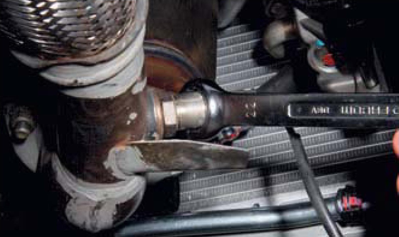 Надевание ключа на диагностический датчик концентрации кислорода двигателя F16D3 Daewoo Nexia N150