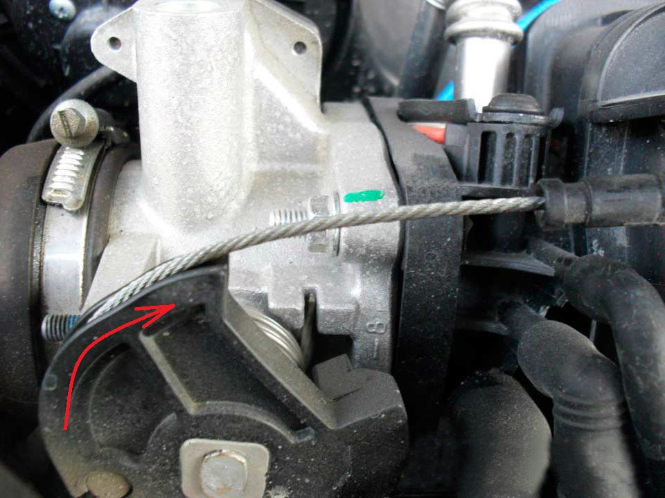 Направление поворачивания сектора привода дроссельной заслонки двигателя F16D3 Daewoo Nexia N150