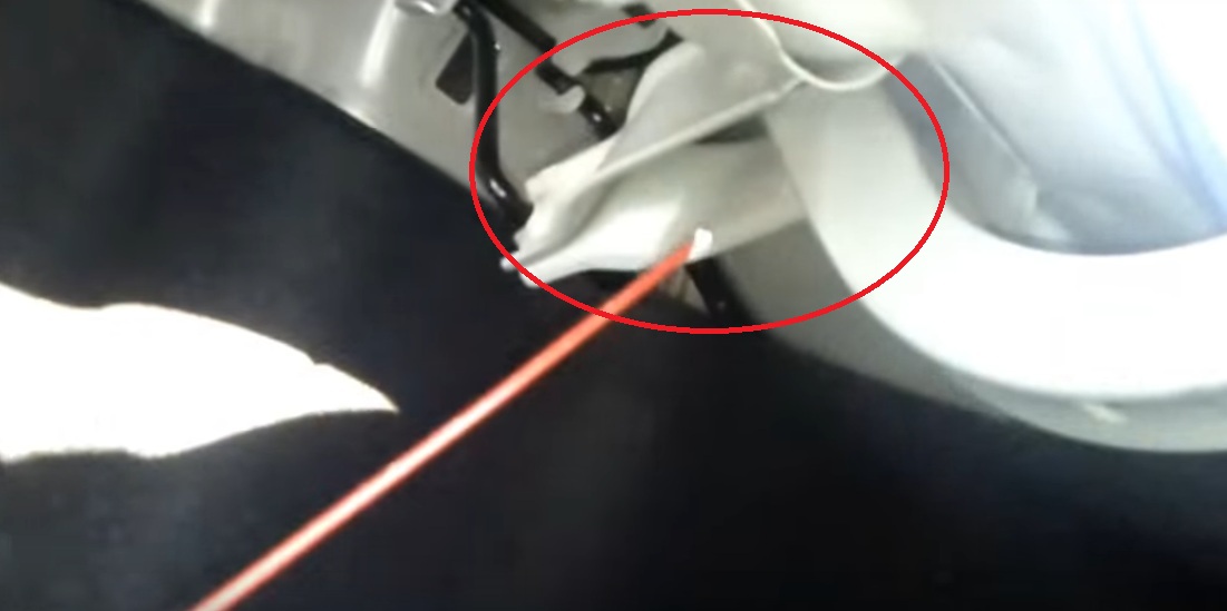 Смазать петли багажника на автомобиле Hyundai Accent MC