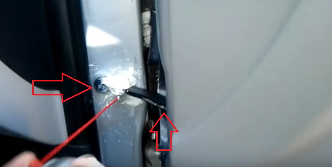 Смазать ограничитель двери на автомобиле Hyundai Accent MC