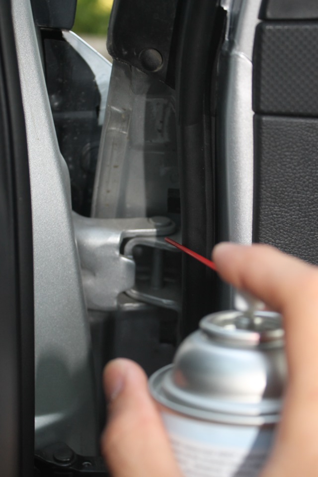 Смазать петли двери на автомобиле Hyundai Accent MC