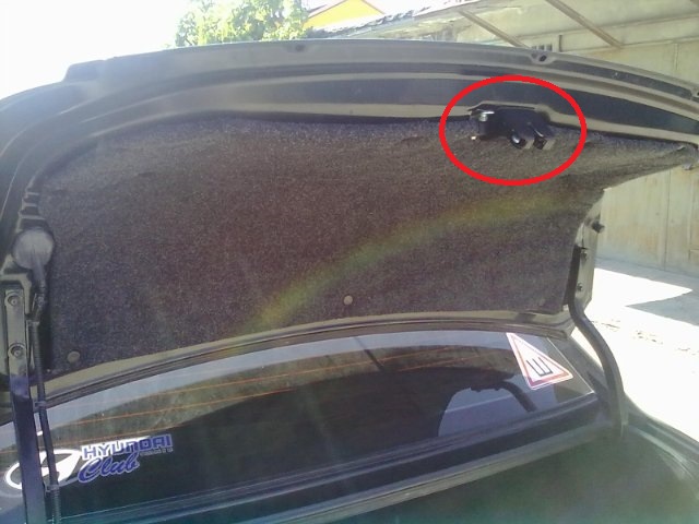 Расположение замка багажника на автомобиле Hyundai Accent MC