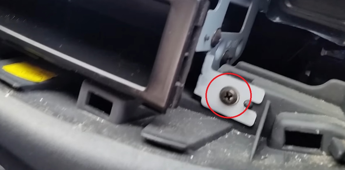 Расположение бокового крепления магнитолы на автомобиле Hyundai Accent MC