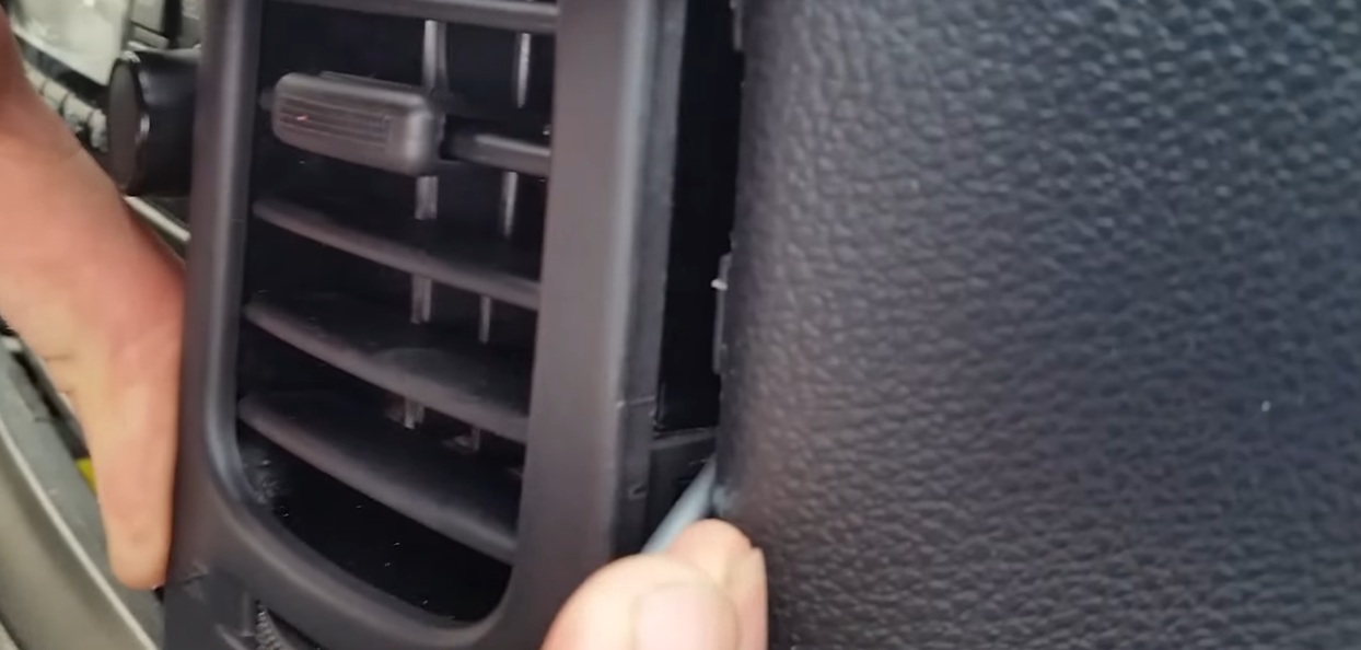 Поддеть боковые фиксаторы крепления панели магнитолы на автомобиле Hyundai Accent MC