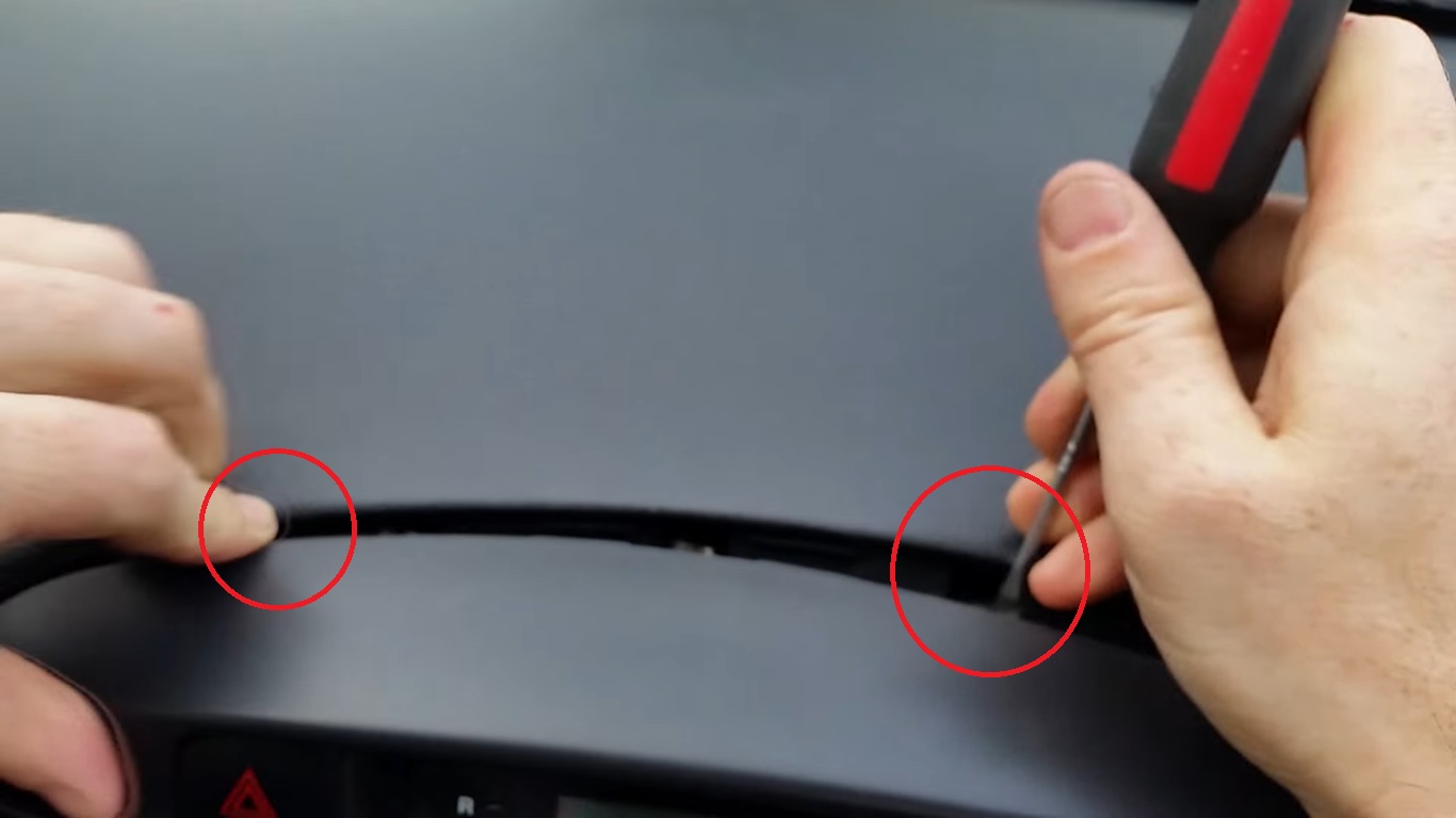 Подденьте верхние фиксаторы панели магнитолы на автомобиле Hyundai Accent MC