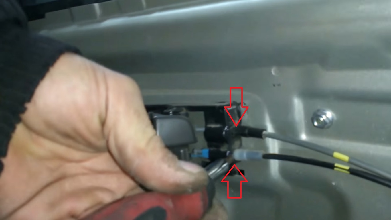 Тросы замка внутренней ручки двери на автомобиле Hyundai Accent MC