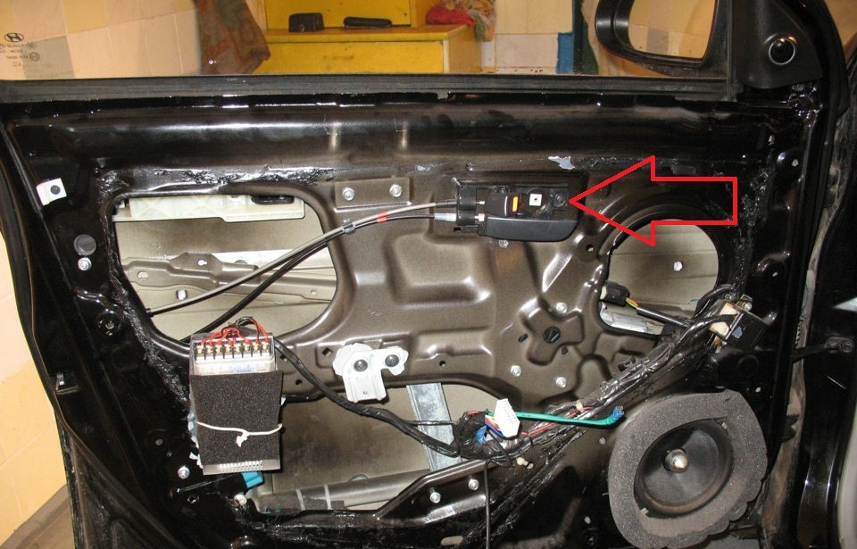 Расположение болта крепления внутренней ручки передней двери на автомобиле Hyundai Accent MC