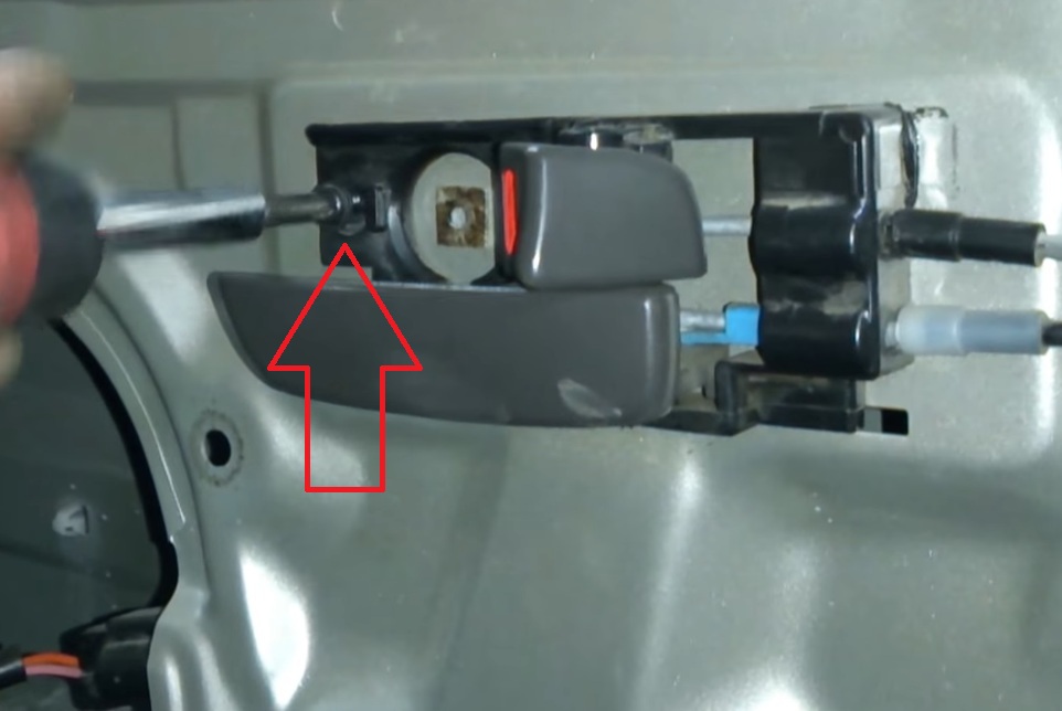 Открутить болт крепления внутренней ручки передней двери на автомобиле Hyundai Accent MC