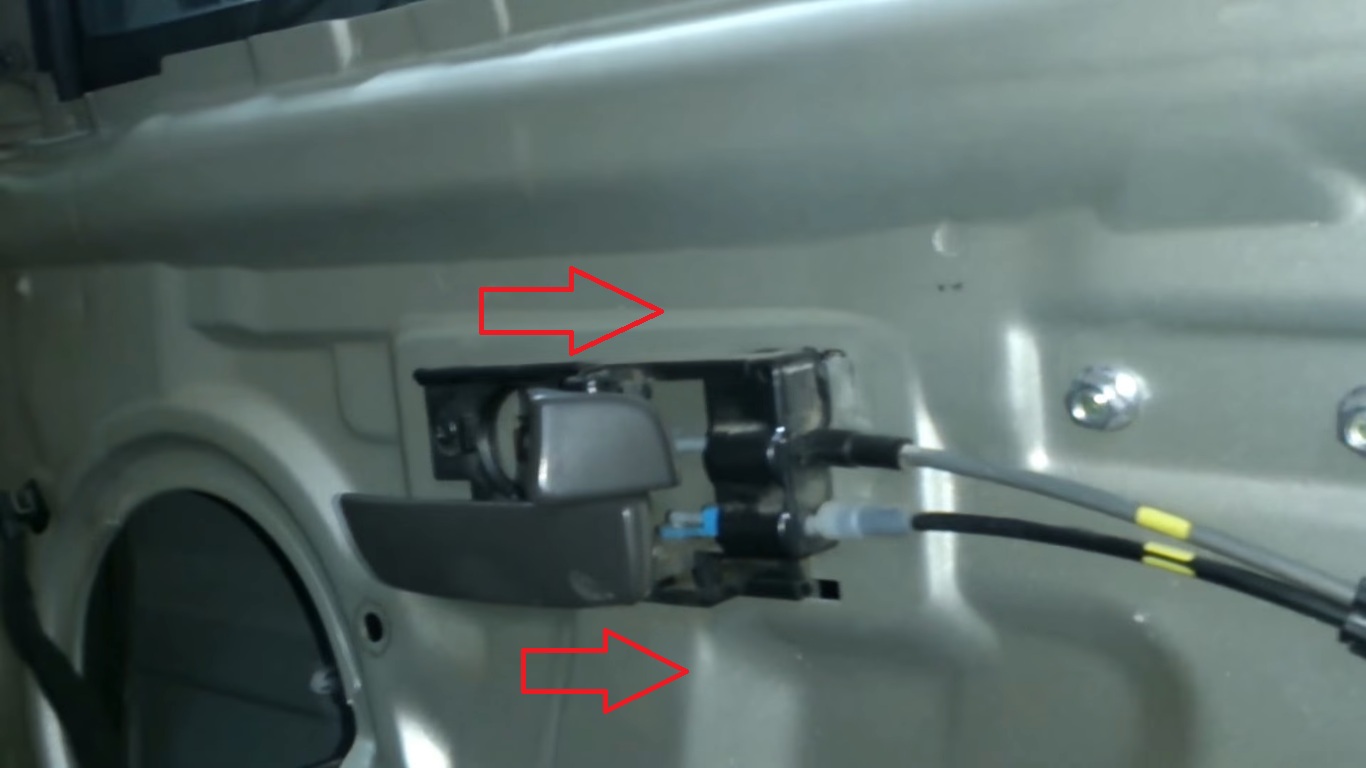 Снять внутреннею ручку передней двери на автомобиле Hyundai Accent MC