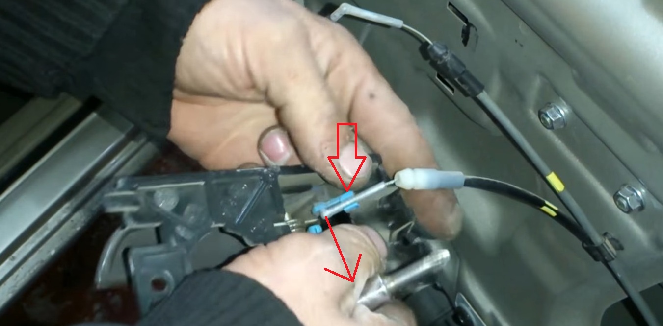 Отсоединить трос внутренней ручки открывания двери на автомобиле Hyundai Accent MC