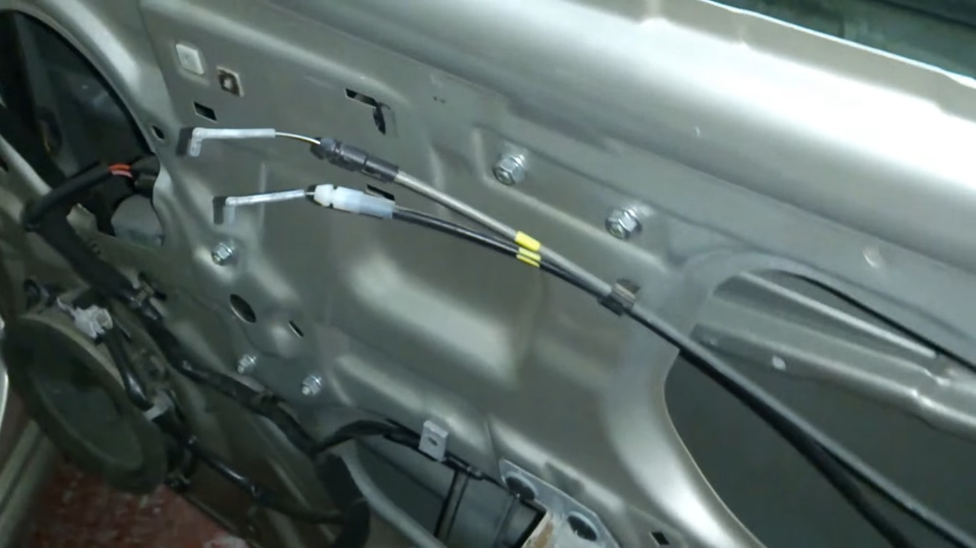 Тросы внутренней ручки двери на автомобиле Hyundai Accent MC