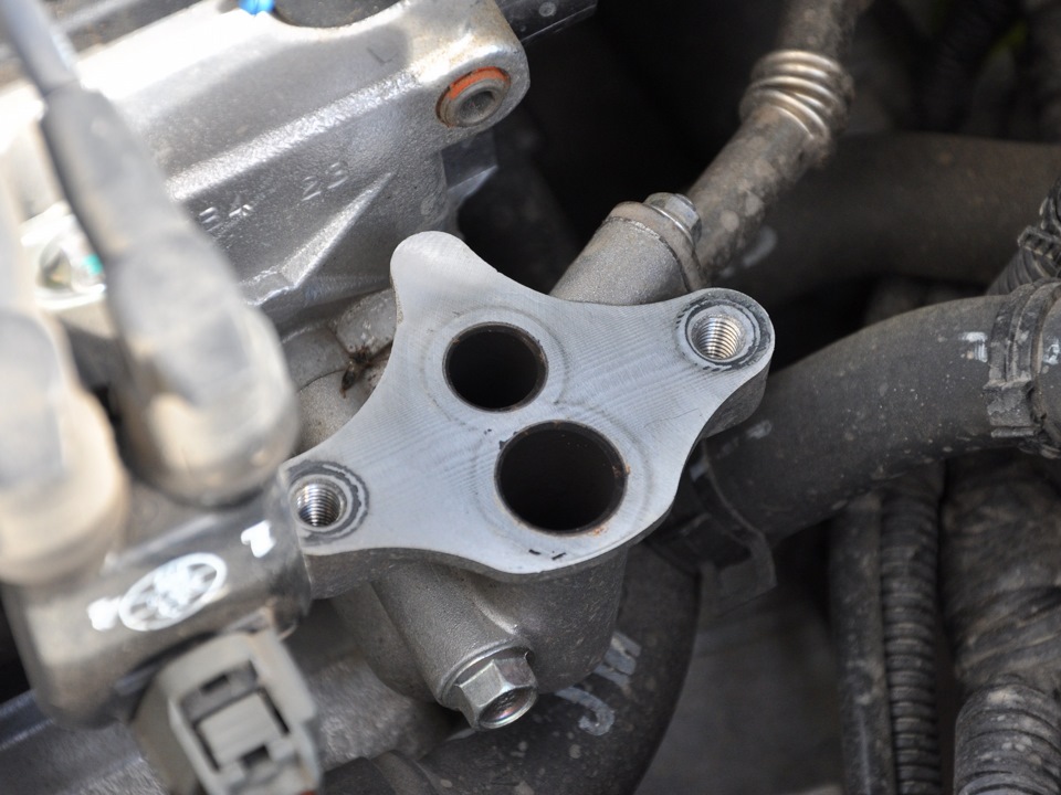Очищенная поверхность проставки клапана рециркуляции отработавших газов двигателя F16D3 Daewoo Nexia N150
