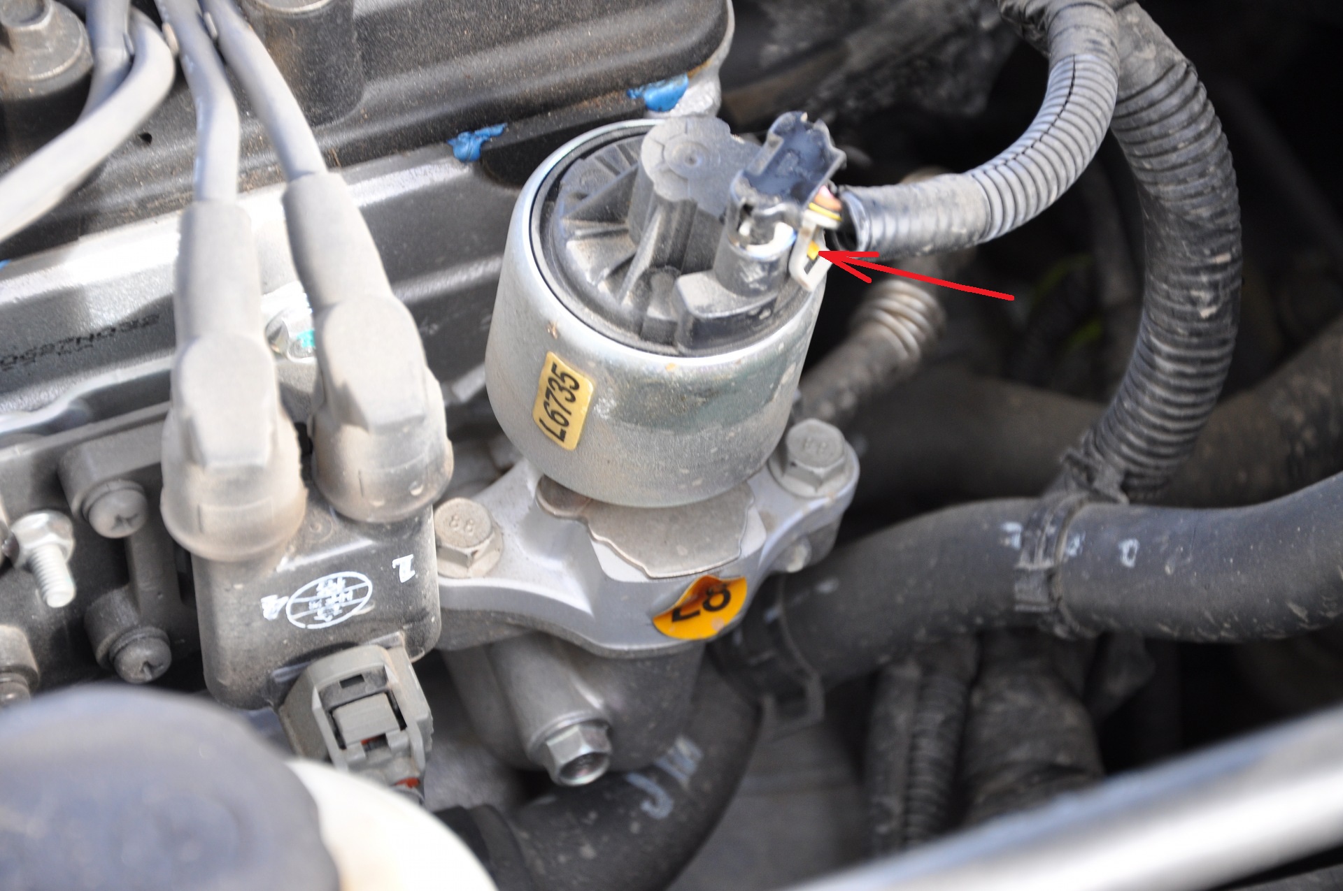 Размещение фиксатора колодки жгута проводов клапана рециркуляции отработавших газов двигателя F16D3 Daewoo Nexia N150