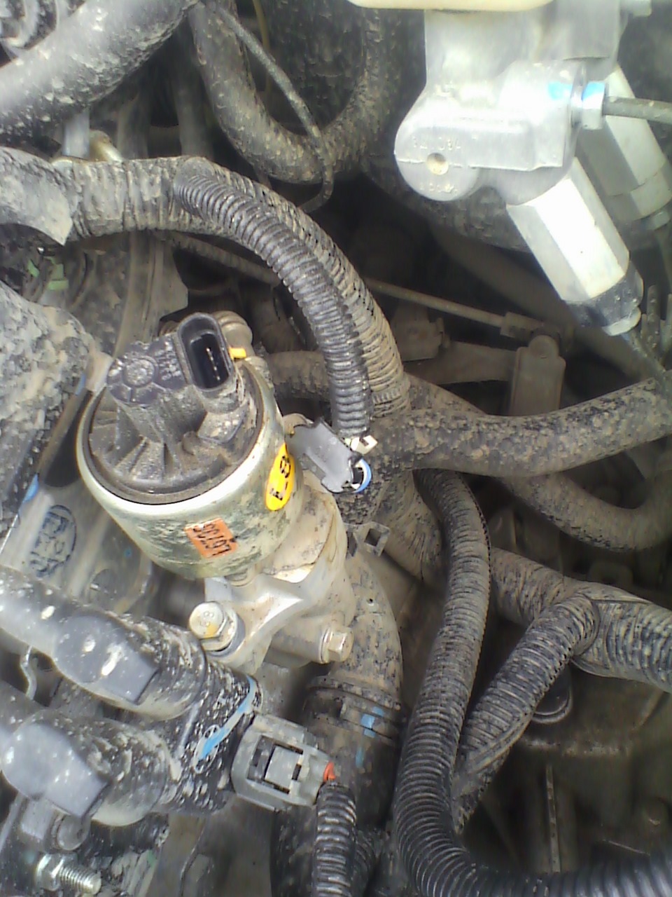 Отсоединенная колодка жгута проводов от разъема клапана рециркуляции отработавших газов двигателя F16D3 Daewoo Nexia N150