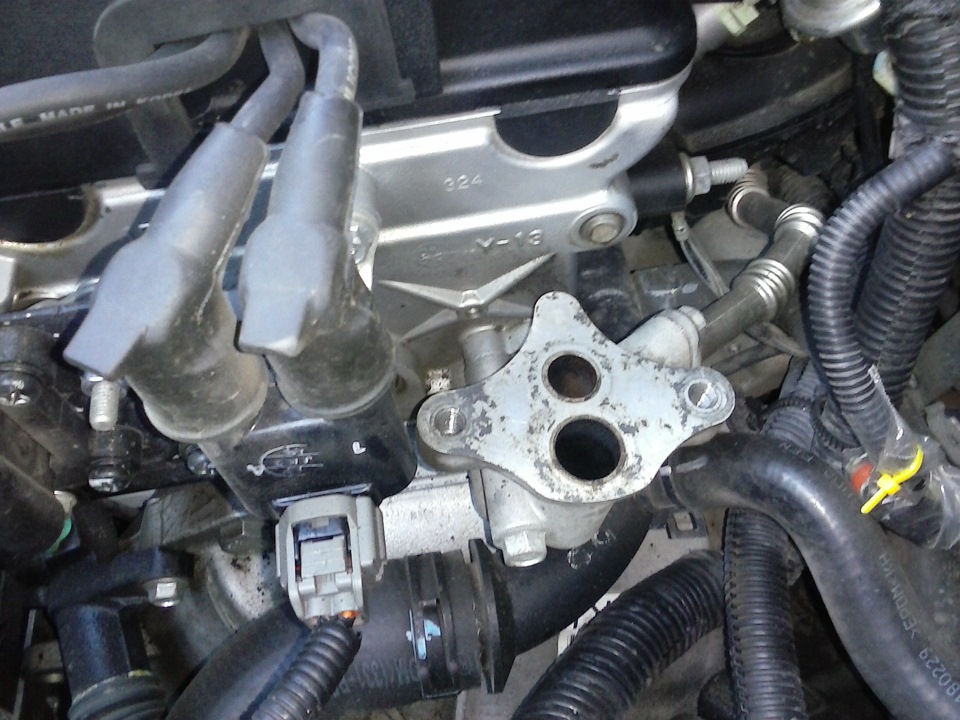 Нагар и загрязнение проставки клапана рециркуляции отработавших газов двигателя F16D3 Daewoo Nexia N150