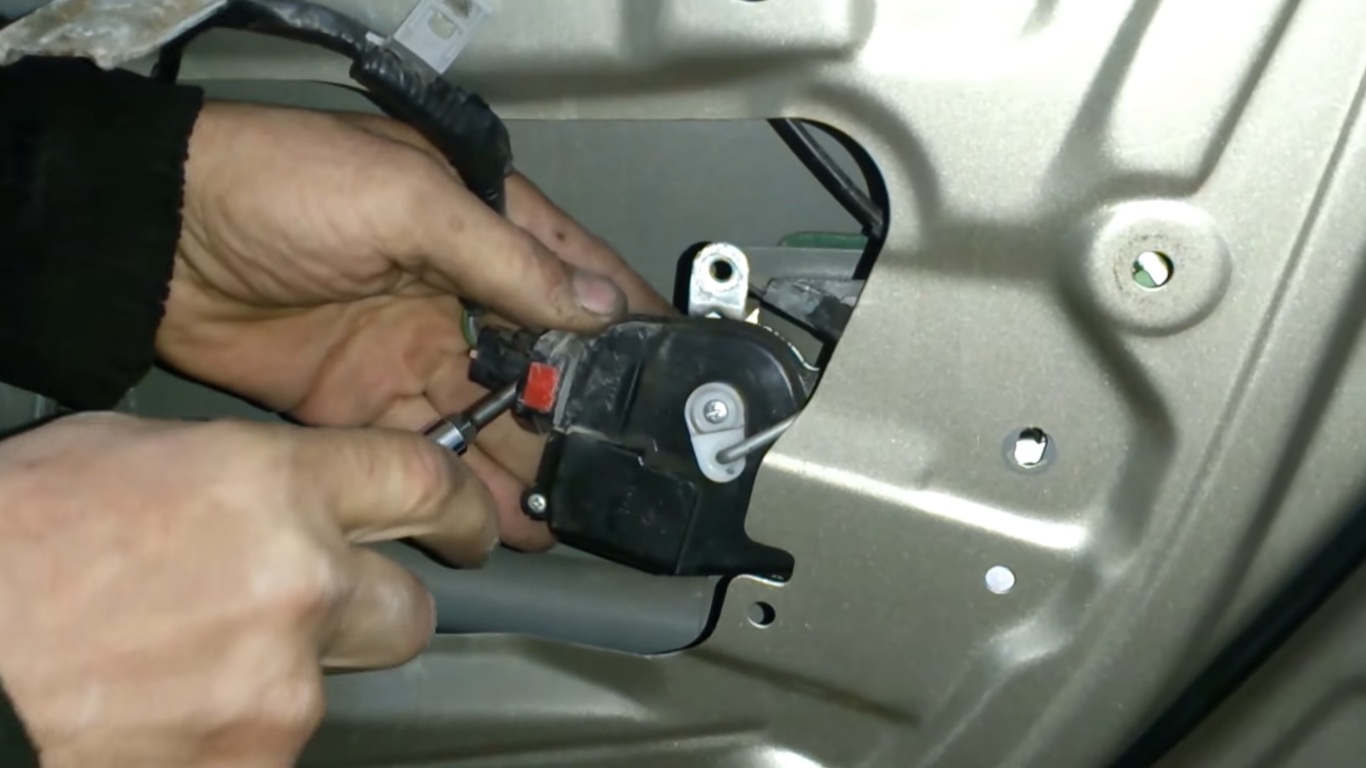 Отсоединить колодку проводов электрозамка передней двери на автомобиле Hyundai Accent MC