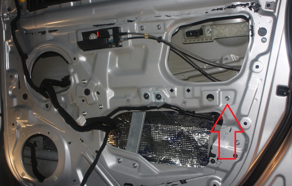 Открутить болт крепления тросиков замка на автомобиле Hyundai Accent MC