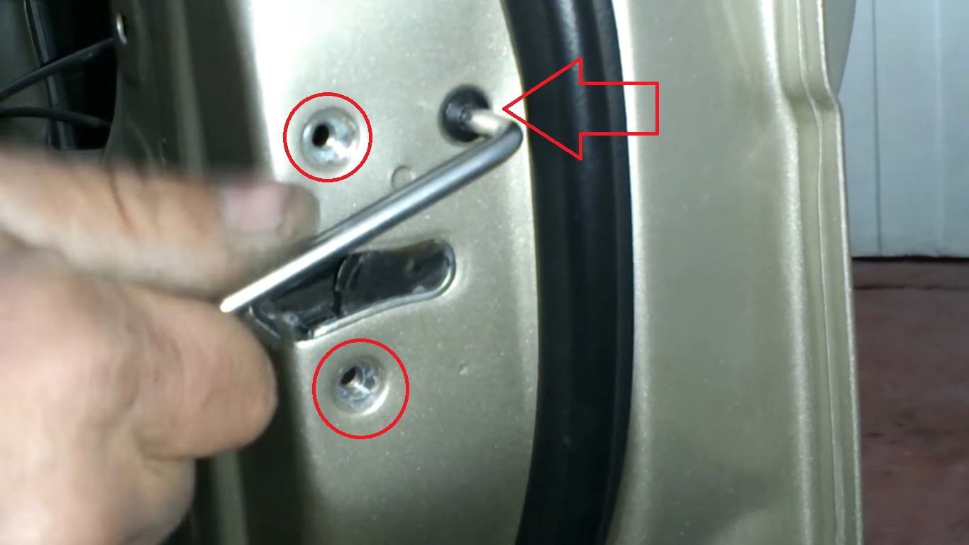 Открутить винты крепления замка двери на автомобиле Hyundai Accent MC