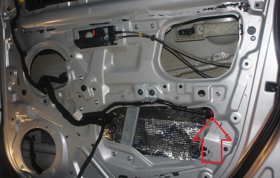 Расположение колодки проводов электрозамка передней двери на автомобиле Hyundai Accent MC