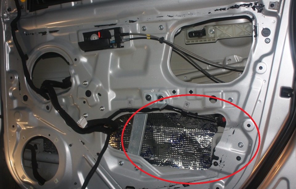 Отверстие через которые нужно вытащит направляющую стекла передней двери на автомобиле Hyundai Accent MC
