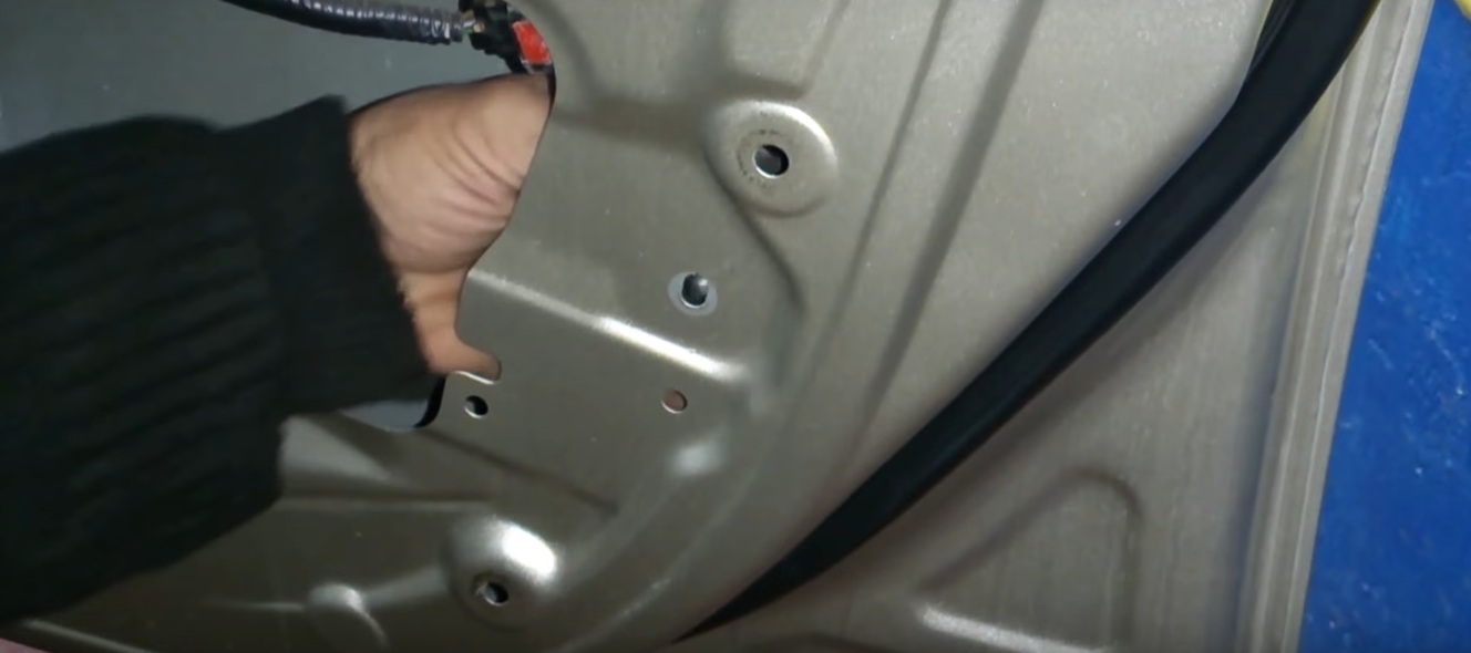 Снять направляющую стекла передней двери на автомобиле Hyundai Accent MC