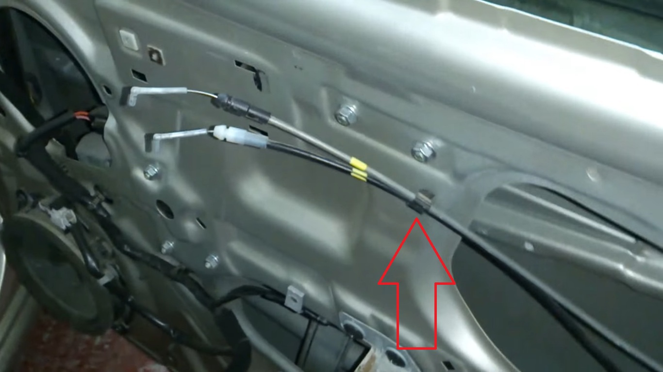 Расположение крепления тросиков внутренней ручки двери на автомобиле Hyundai Accent MC
