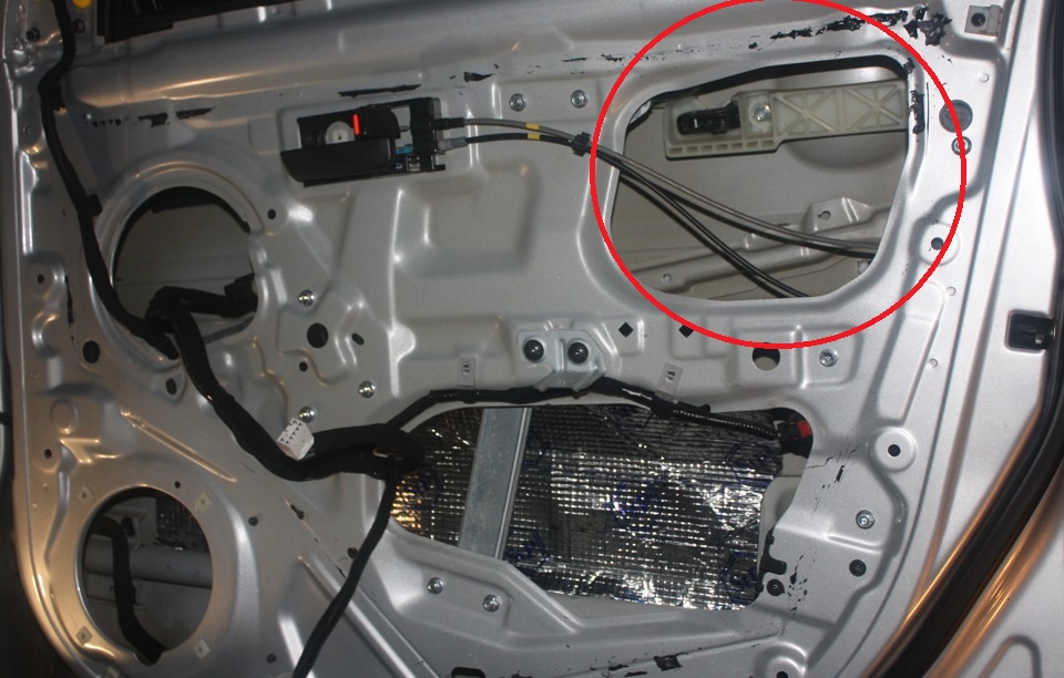 Расположение тяги блокировки и открывания замка передней двери на автомобиле Hyundai Accent MC