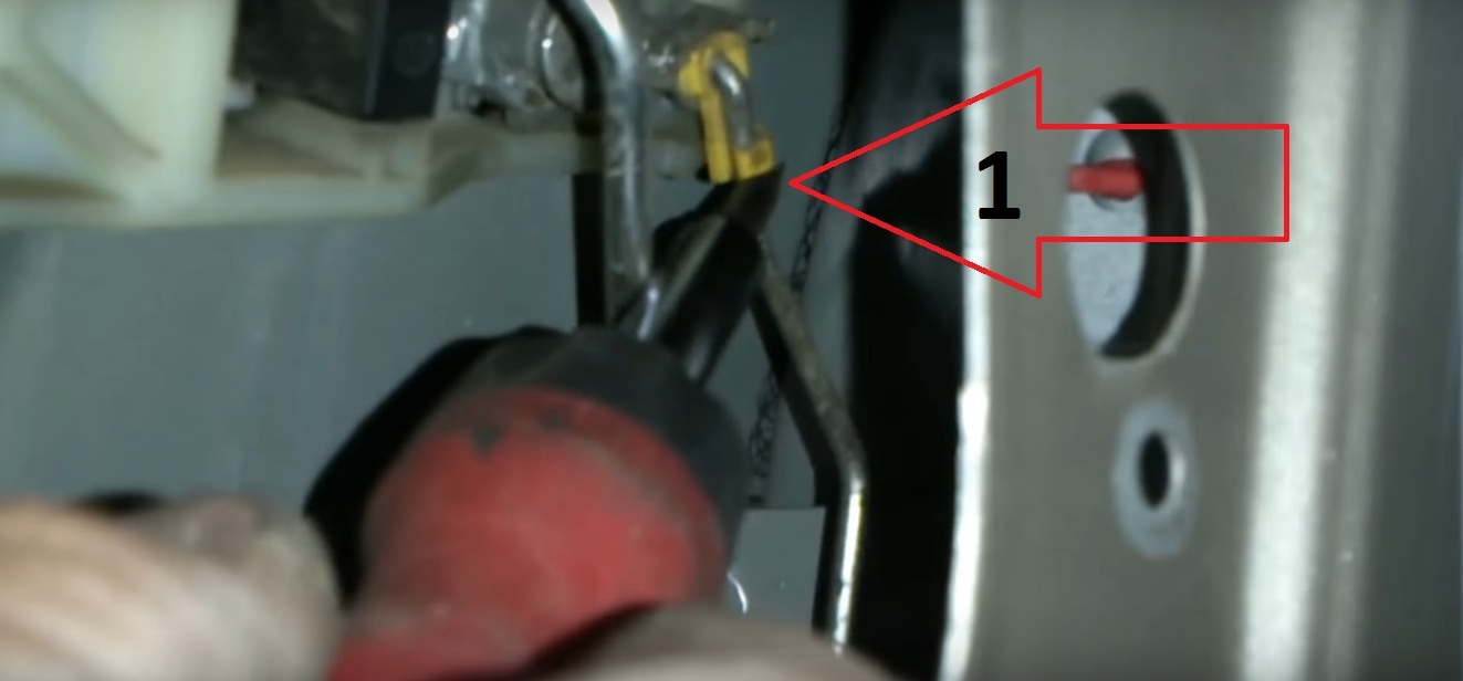 Отсоединить тягу блокировки замка передней двери на автомобиле Hyundai Accent MC