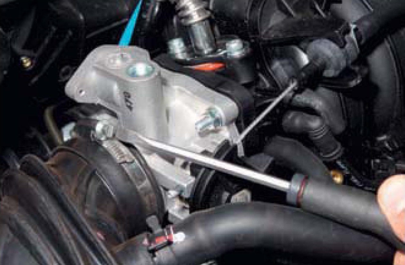 Ослабление затяжки хомута крепления резинового рукава подвода воздуха к патрубку дроссельного узла двигателя F16D3 Daewoo Nexia N150