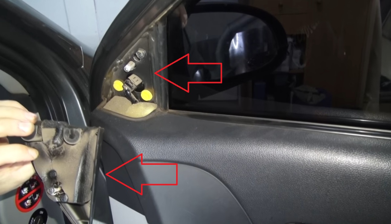 Отсоединить уголок наружного зеркала на автомобиле Hyundai Accent MC