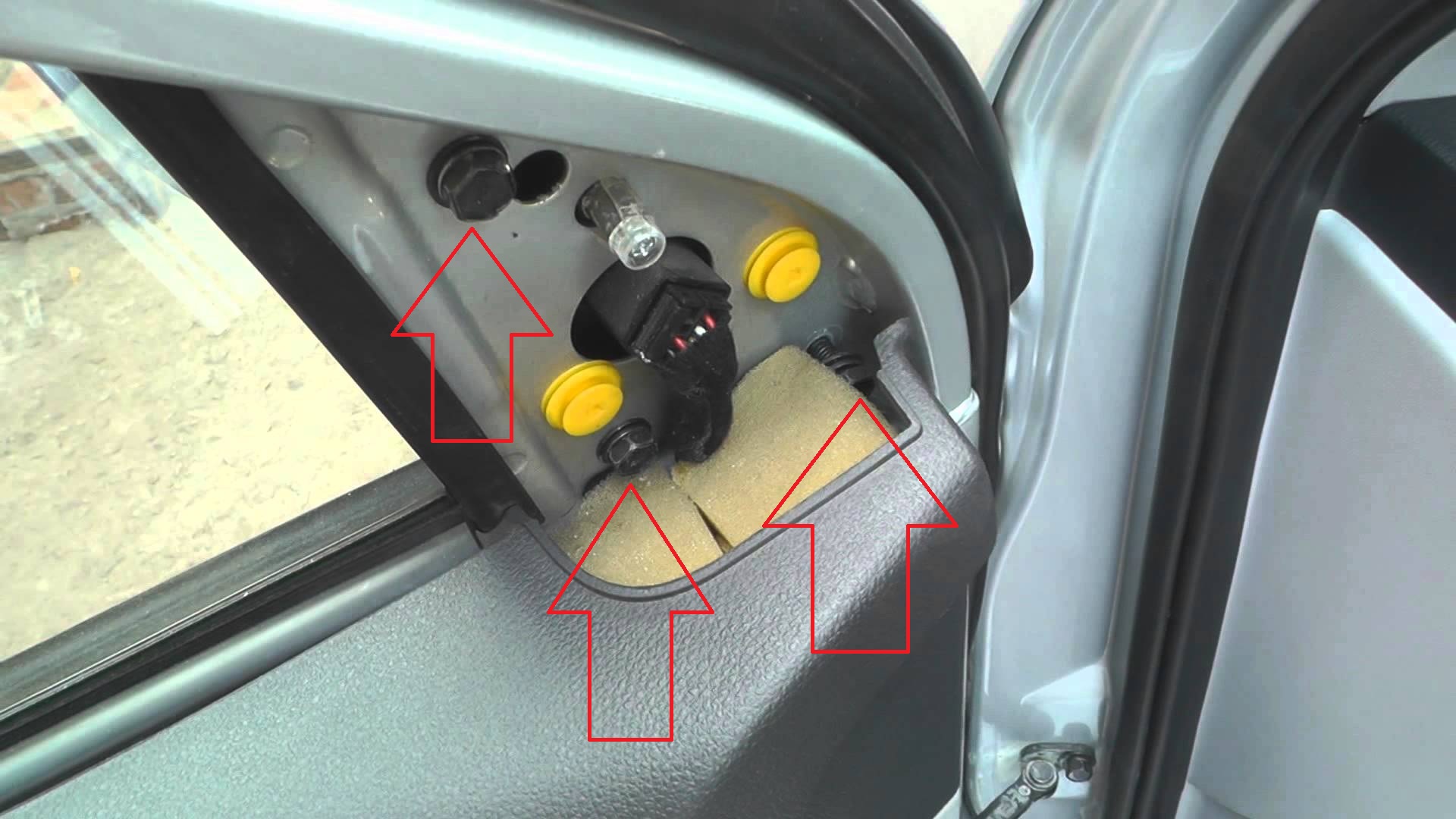 Расположение болтов крепления наружного зеркала на автомобиле Hyundai Accent MC