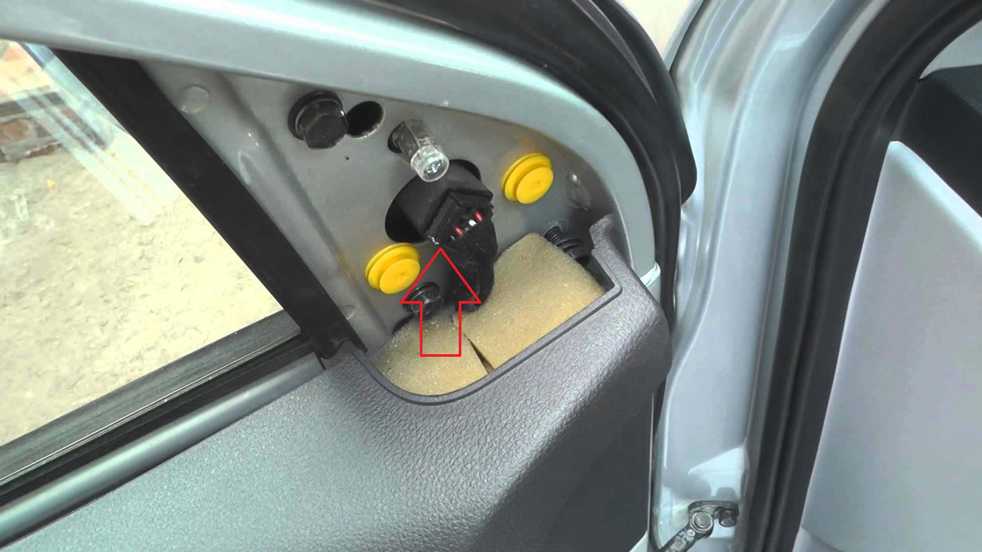 Расположение колодки проводов наружного зеркала на автомобиле Hyundai Accent MC