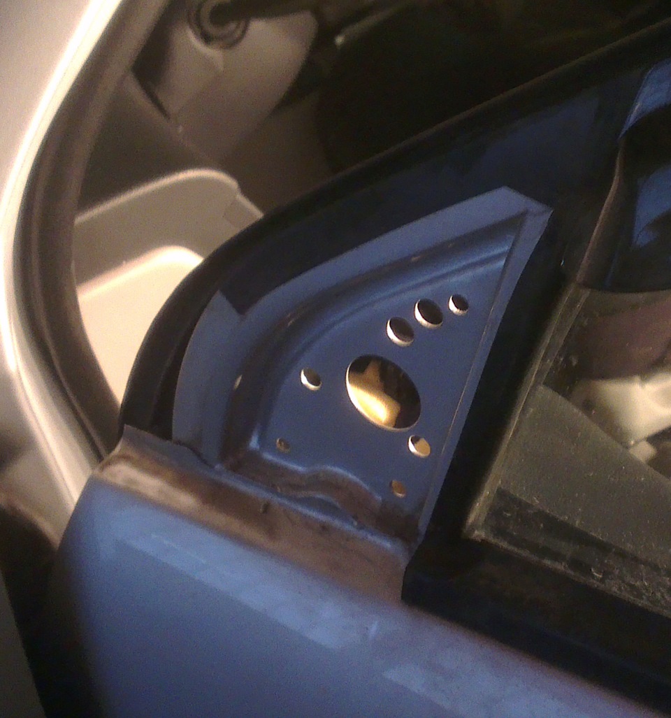 Снять наружное зеркала на автомобиле Hyundai Accent MC