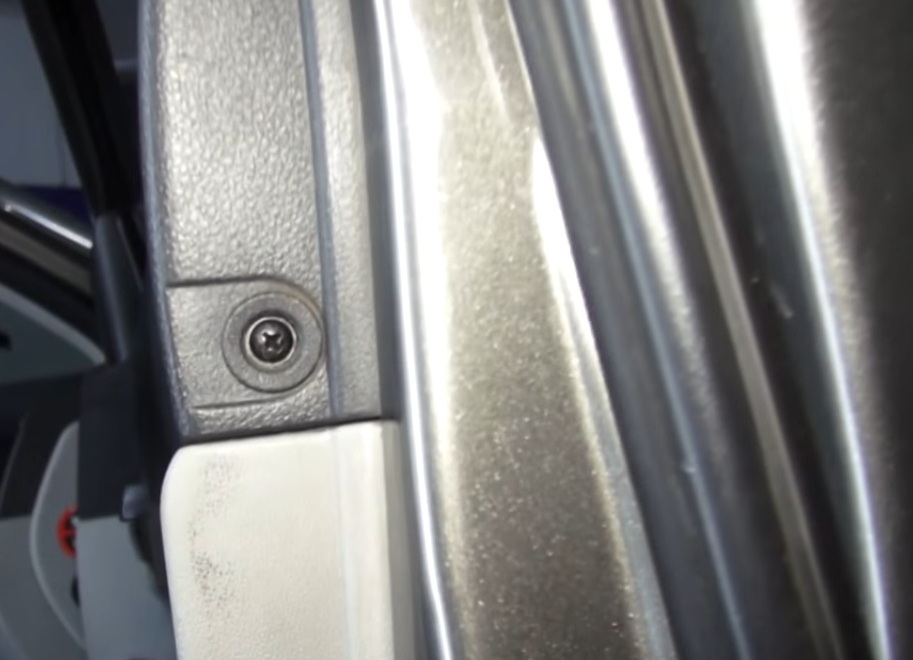 Расположение крепления обивки задней двери к торцу на автомобиле Hyundai Accent MC