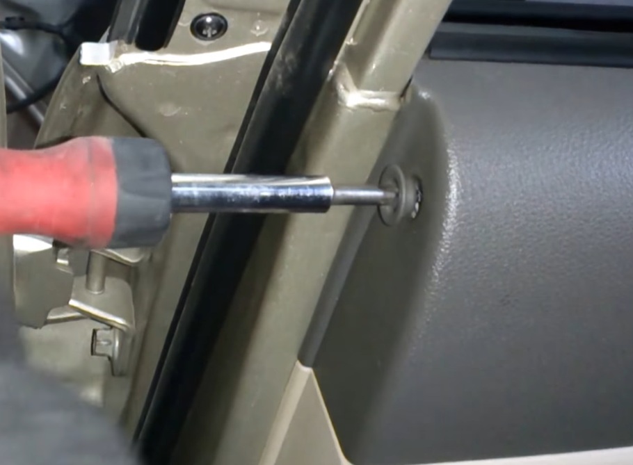 Открутить крепление обивки задней двери к торцу двери на автомобиле Hyundai Accent MC
